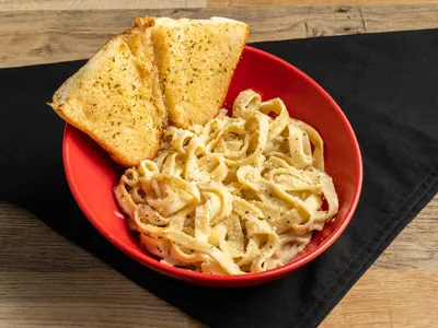 Fettuccine Alfredo with garlic bread at Durkin&rsquo;s Pizza