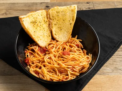 Spaghetti with meat sauce and garlic bread at Durkin&rsquo;s Pizza